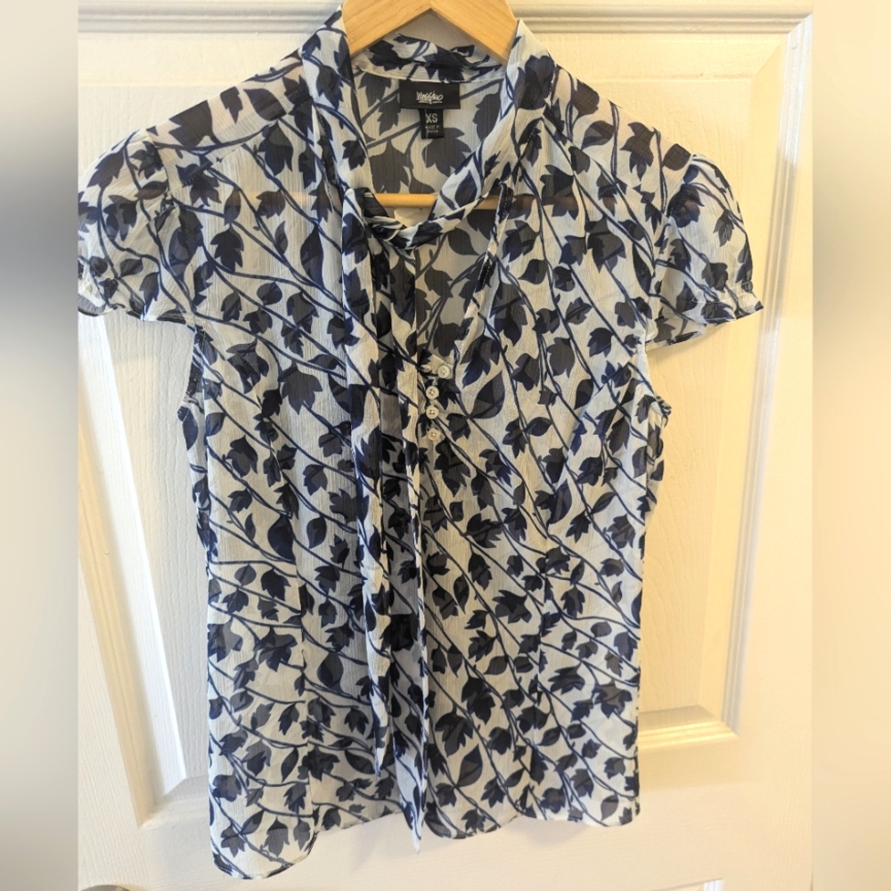 Flowy, Short capped sleeves floral versatile blouse